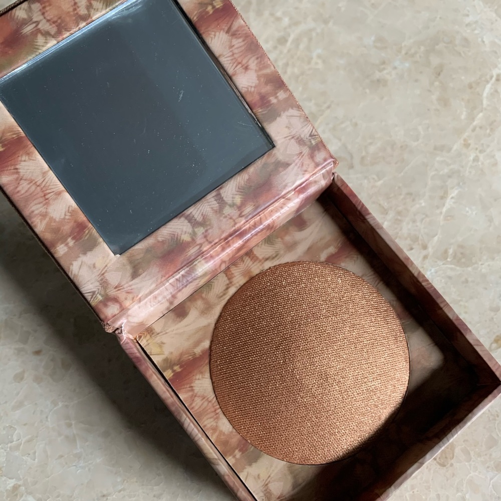 LIT Naked Illuminated shimmering powder